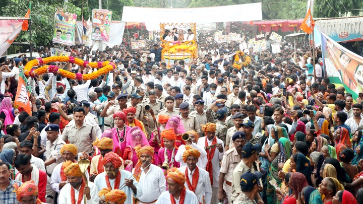 मुख्यमंत्री श्री शिवराज सिंह चौहान दतिया जिले सेवढ़ा में जनदर्शन के दौरान विशाल जन समुदाय का अभिवादन करते हुए।